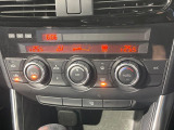 【オートエアコン】一度お好みの温度に設定すれば、車内の温度を検知し風量や温度を自動で調整。暑い&hellip;寒い&hellip;と何度もスイッチ操作をする必要はありません。快適な車内空間には必須の機能ですね♪