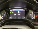 ハイブリット車専用のメーターです。中央のスピードメーターより左右のサブデスプレイで燃費や動力伝達などの情報が見れるようになっています。