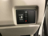 左側電動スライドドアは運転席からでも操作ができるように、ハンドル付近に開閉の操作スイッチが付いています。