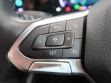 ◆クルーズコントロールにレーダーセンサーを組み合わせ、先行車を測定し設定されたスピードを上限に自動で加減速を行います。一定の車間距離を維持することで、長距離走行でのドライバーの疲労を低減させます。