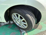 タイヤサイズは185/65R15です。