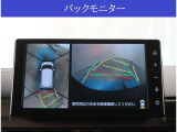 【パノラマモニター】に搭載した4つのカメラにより、車を真上から見ているような映像を表示。運転席から確認しにくい車両周囲の状況を把握できます。