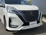 白く光量が高いLEDヘッドライトです☆視認性の高いフォグランプも搭載しており、暗い夜道や、霧などで見えにくい時に視認性の役立ちます♪