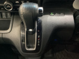 CVT車のセレクトレバーです。低速から高速まで、変速ショックのないスムーズな走りを実現するとともに、エンジン効率のよい領域を維持することで燃費にも貢献します。