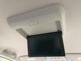 【フリップダウンモニター】大画面モニターで後席でもエンタメをお楽しみいただけます。小さなお子様にも大人気の装備です♪