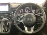 【ハンドル】運転にかかわる様々な操作を安全に行えるように視点移動が少なく操作性に配慮されたスイッチ類が凝縮されたコックピットです。