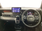 車内は光触媒抗菌消臭施工済です。スタイリッシュなデザインで暖かみのあるインパネ周りを演出します。グローブボックスやカップホルダーのほかにトレーなどたくさんの収納スペースが装備されています。