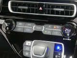 【オートエアコン】車内温度を感知して自動で温度調整をしてくれるのでいつでも快適な車内空間を創り上げます!どの席に座っても快適なドライブが楽しめます♪