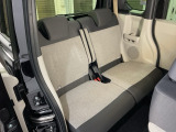 セカンドシートも足元・膝周りにゆとりを十分確保しています。