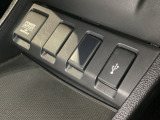 アクセサリーソケットはUSBのアダプターなどをつければ、スマホの充電にも使えます。横にはナビゲーション用の外部入力可能なUSB端子がついており、周辺には物が置けるトレーがついています。