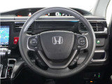 【Honda SENSING】 カメラ等装置で精度の高い検知能力を発揮、安全運転を支援します。ステアリング上のコントローラーに注目!