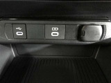 充電用USB端子付き。スマートフォンなどの充電に便利です。