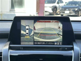 車を上からの見下ろした視点で駐車をサポートするパノラマビューを搭載。運転席から確認しにくい車両周囲の状況を確認できます。