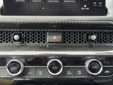 エアコン操作部はコンパクトにまとまっていて操作しやすいです。オートエアコン機能でワンタッチでいつでも快適な温度お乗りいただけます。