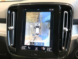 【360&deg;ビューカメラ】4台の高解像度カメラで360度の鳥瞰図を表示。隣の車や壁、死角にある障害物などを画面で確認できるため、狭いスペースでの駐車・出入りも安心です。