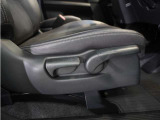 【ハイトアジャスター】レバーの上下操作だけで、座面を運転しやすい高さへ簡単に調節できます。