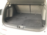 広々としたトランクスペースを備えており、日常の買い物から旅行の荷物までしっかり収納。使い勝手の良い荷室で、さまざまなシーンに対応できます。