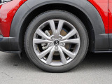 18インチ純正アルミホイールを装備。タイヤサイズは215/55R18となります。