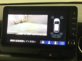 リバースギアに入れるだけで後方の表示へ切り替わります。夜間や雨の日の駐車も楽になりますよ。