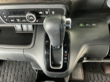 オートマチックシフトレバーは、手になじみ操作しやすい形状で安全運転にもつながります♪