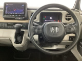 【ハンドル】運転にかかわる様々な操作を安全に行えるように視点移動が少なく操作性に配慮されたスイッチ類が凝縮されたコックピットです。