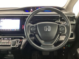 【ハンドル】運転にかかわる様々な操作を安全に行えるように視点移動が少なく操作性に配慮されたスイッチ類が凝縮されたコックピットです。