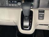 自然に手が届く距離に配置されたシフトレバー。