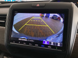 リバースギアに入れるだけで後方の表示へ切り替わります。夜間や雨の日の駐車も楽になりますよ。