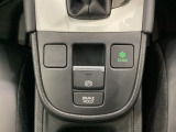 セレクトレバーの下に電子制御パーキングブレーキがあります。スイッチひとつで、停車した地点の傾斜などをシステムが検知・判断してブレーキ力を自動的に最適制御し、しっかり停車できるパーキングシステムです。