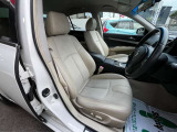 フロントシートです。運転席には8ウェイパワーシートが装備されております。大きな擦れ等が無く車内にタバコ臭のような嫌な臭いも無く綺麗状態です。
