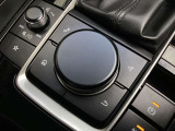 「MAZDAコネクト」コマンダー部 手元を見ることなく操作出来るように左手を自然に降ろした位置に設置。シンプルで使いやすく、機能を覚えやすいボタン配置になっています。