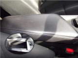 運転席と助手席の間のアームレスト ・展開すると収納部として使用出来ます。