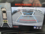 パノラミックビューモニター&バックモニター♪車両の前後左右に搭載した4つのカメラの映像を合成し、車を真上から見ているような映像を表示♪
