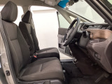 女性でも運転がしやすいように、シートの高さ調整機能(シートリフター)がついています。広い足元にゆったり座れるシートには肘掛も装備しており長距離の運転でも疲れにくいシートです。