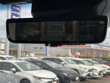 デジタルインナーミラー付き。後方視野角が広く、後席に同乗者がいても後方を確認しやすく安心です。