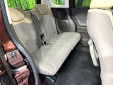 後部座席も気になるようなキズ・汚れやへたり等、大きなダメージはなく、良好な状態です。