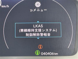 【車線維持支援システム(LKAS)】システムが車線(実線、破線)を検知し、クルマが車線の中央付近を維持して走行するようにステアリング操作を支援します!機能には限界があるためご注意ください。