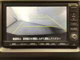 バックでの車庫入れも安心です! リアカメラが付いているバックモニター付のナビを装備しております。操作線もついており距離感も画面から確認できます。