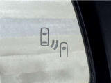 車線変更時の後方確認をアシストしてくれるブラインドスポットモニター!ドアミラーの死角を検知してくれるから車線変更もスムーズです。
