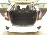 ラゲッジも広く使いやすいトランクは、開口部も広く荷物の積み下ろしもしやすいお車となっております。リアシートの背もたれは6:4の割合で分割して可倒できるので、長いお荷物などを載せることもできます。