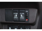 リアは両側パワースライドドアで、開閉には運転席のスイッチ、またはスライドドアのドアハンドルを少し引くだけで自動開閉します。