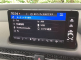HondaCONNECT対応の便利なナビディスプレー。お持ちのスマートフォンと連携して、ナビやBluetoothでの音楽再生が可能です。デザインはもちろん、操作性も良好です。