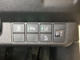 ハンドルの右側にはヘットライトリベライザーとHondaセンシング用のメインスイッチがついています。ヘッドライトリベライザーは道路状況や積荷の加重に応じてライトの高さを調節できます。