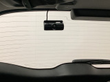 後方にもドライブレコーダーのカメラが付いています。前後両方でお車の周りを監視・記録いたします。