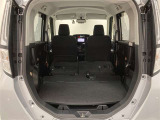 後席シートを前に倒すと十分なスペースを確保できます。分割式なので後席の片方に乗車しながら尺の長い荷物も積み込めます。