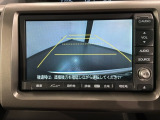 リバースギアに入れるだけで後方の表示へ切り替わります。夜間や雨の日の駐車も楽になりますよ。