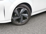 アルミホイール付!鉄ホイールと違って軽いので燃費にも影響してきます。ガソリンの高騰に少しは貢献します!足元がきまります。
