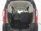 2列目シートは左右独立で倒すことができます。3人乗車状態でより多くの荷物を積むことができます。