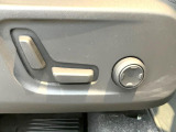 【メモリー機能付きパワーシート】ドライバーごとに設定したシート位置を記憶して、ボタン一つで切り替えできる便利な機能!運転する方が複数名いらっしゃるご家庭におすすめです。