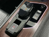 前後の動きだけで簡単に操作できる先進的なデザインの電制シフト。扱いやすく、手に馴染みやすい設計となっています。電子パーキング・オートブレーキホールド付き